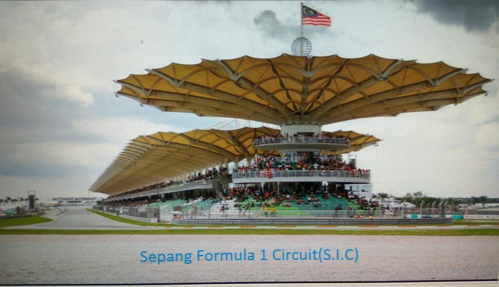 Hotel Zamburger Enstek Sepang Exterior foto